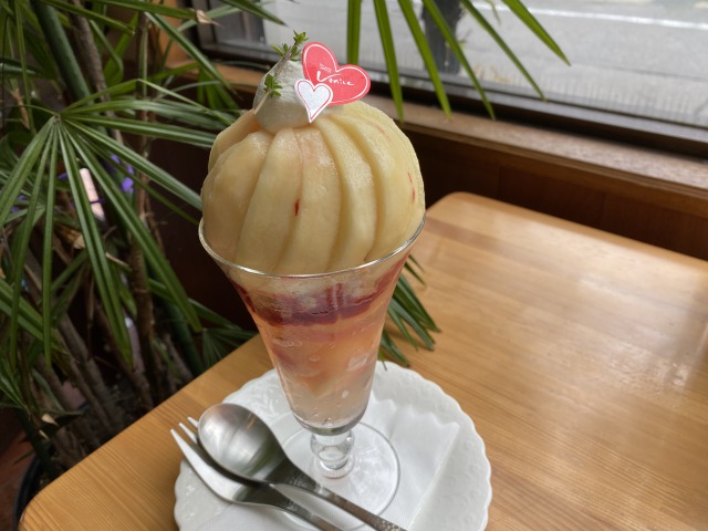 岡崎で桃パフェがおいしいベニス洋菓子店 シュークリームも絶品